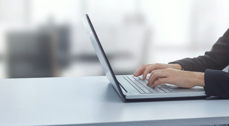 esystems-presse-1920 Laptop mit Händen